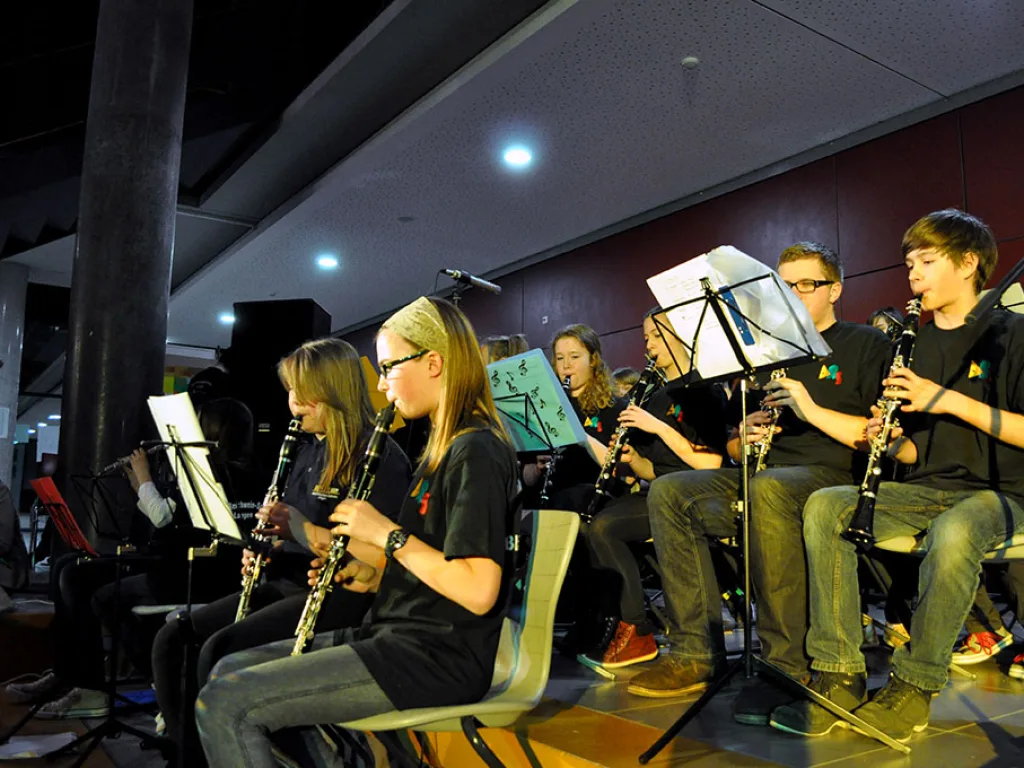 Klarinettengruppe spielt im Orchester.